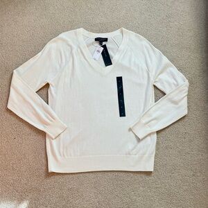 Women's NWT Cream V neck lightweight sweater from Banana Republic 
Sz Medium